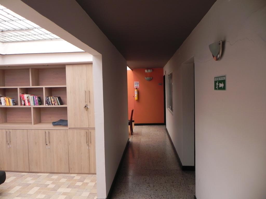 Hostal Tamarindo Inn Медельин Экстерьер фото