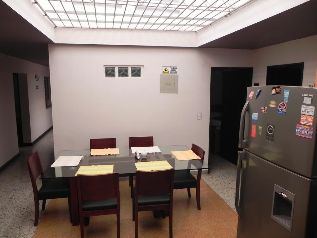 Hostal Tamarindo Inn Медельин Экстерьер фото