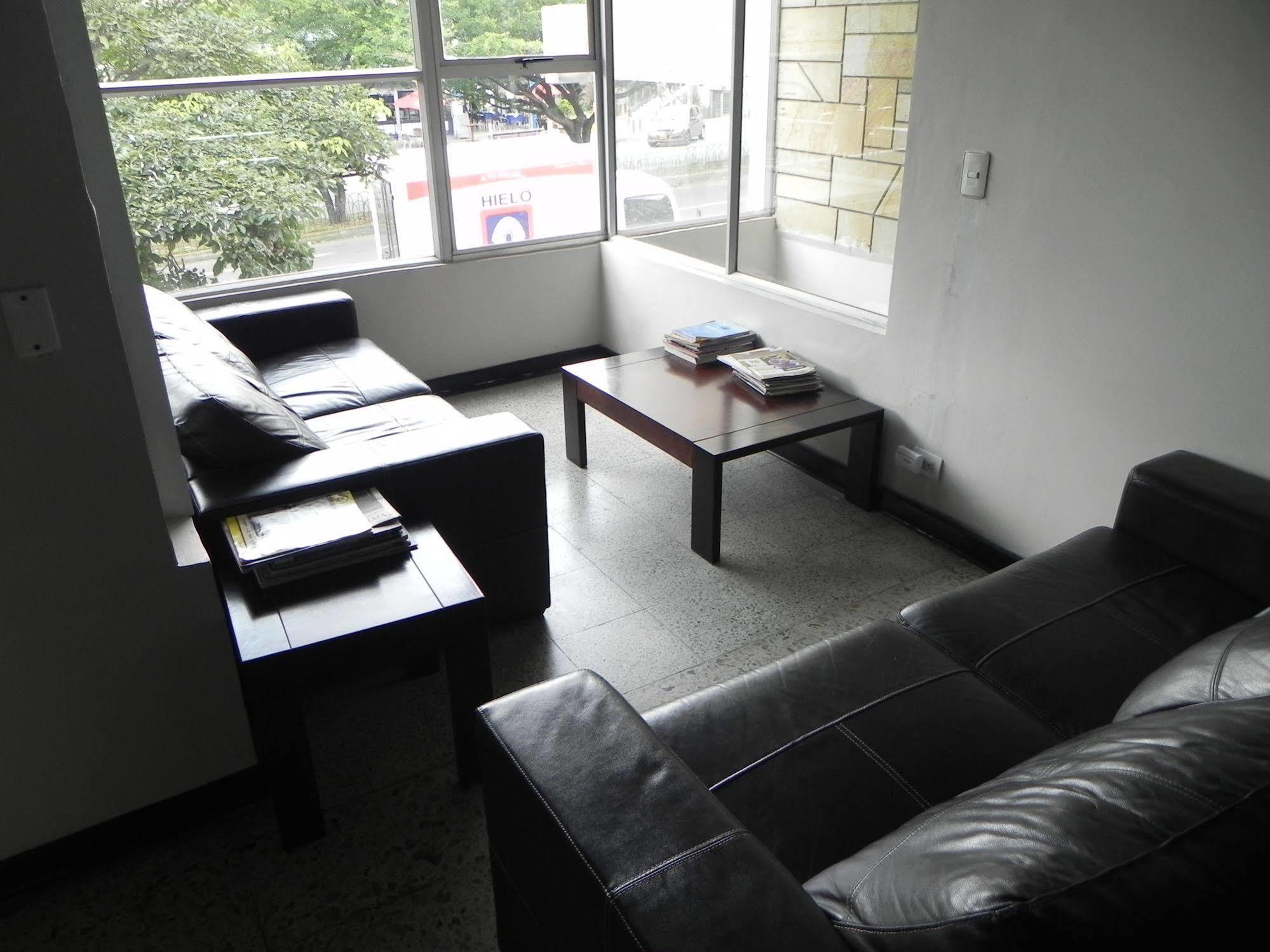 Hostal Tamarindo Inn Медельин Экстерьер фото