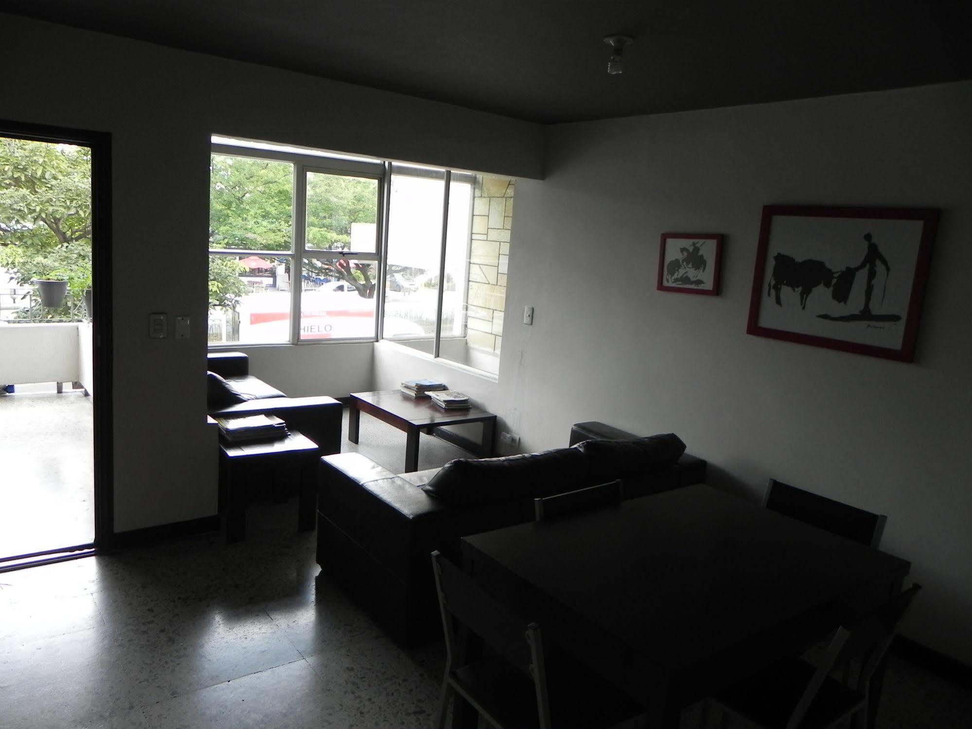 Hostal Tamarindo Inn Медельин Экстерьер фото