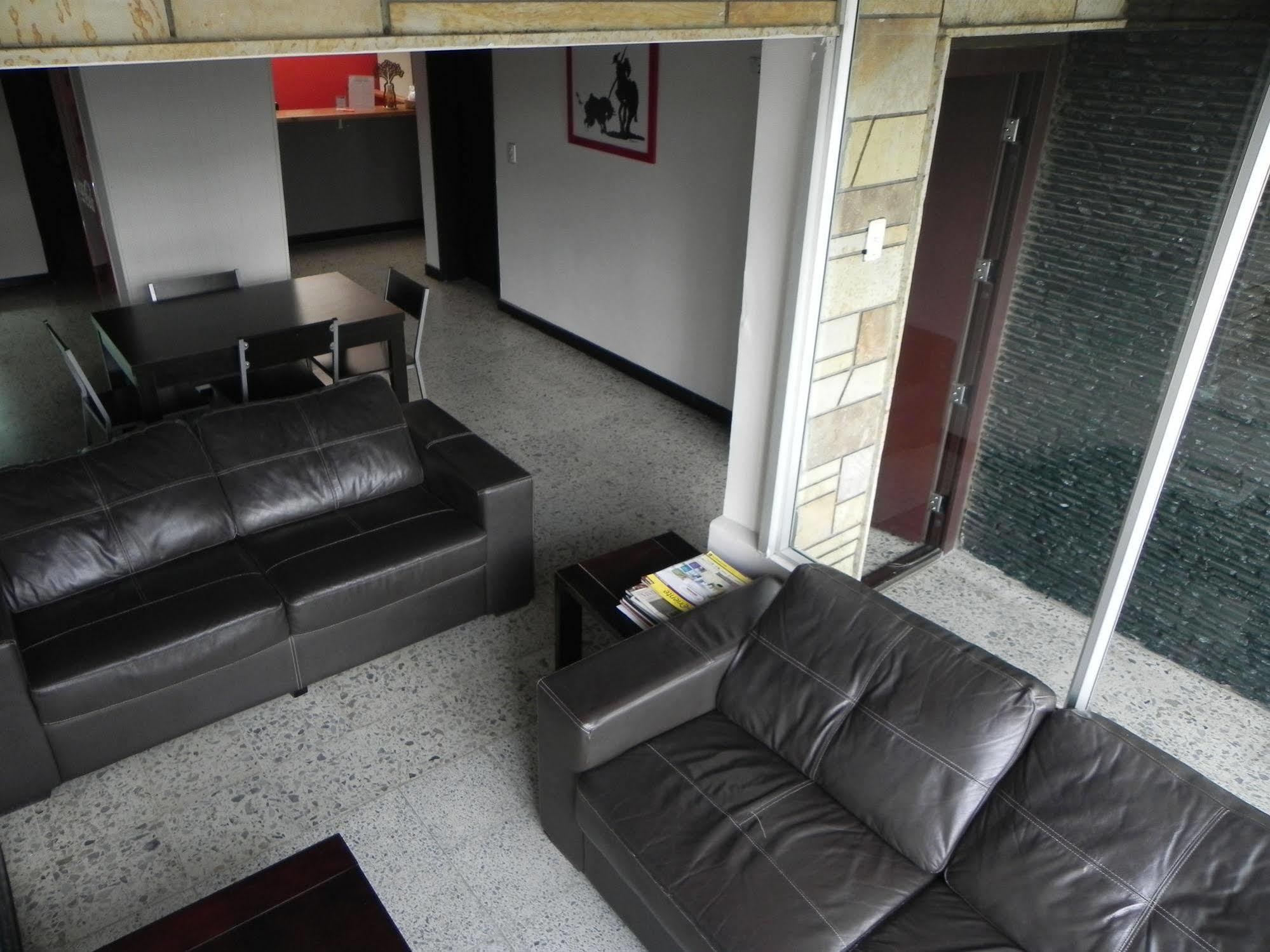 Hostal Tamarindo Inn Медельин Экстерьер фото