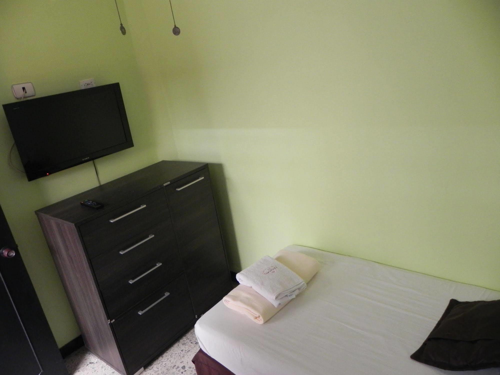 Hostal Tamarindo Inn Медельин Экстерьер фото