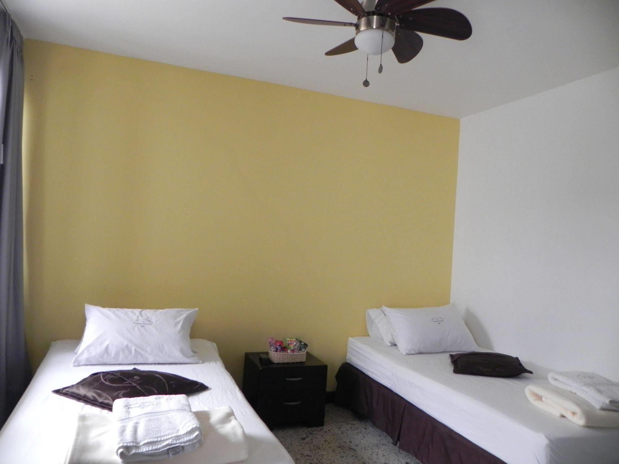 Hostal Tamarindo Inn Медельин Экстерьер фото