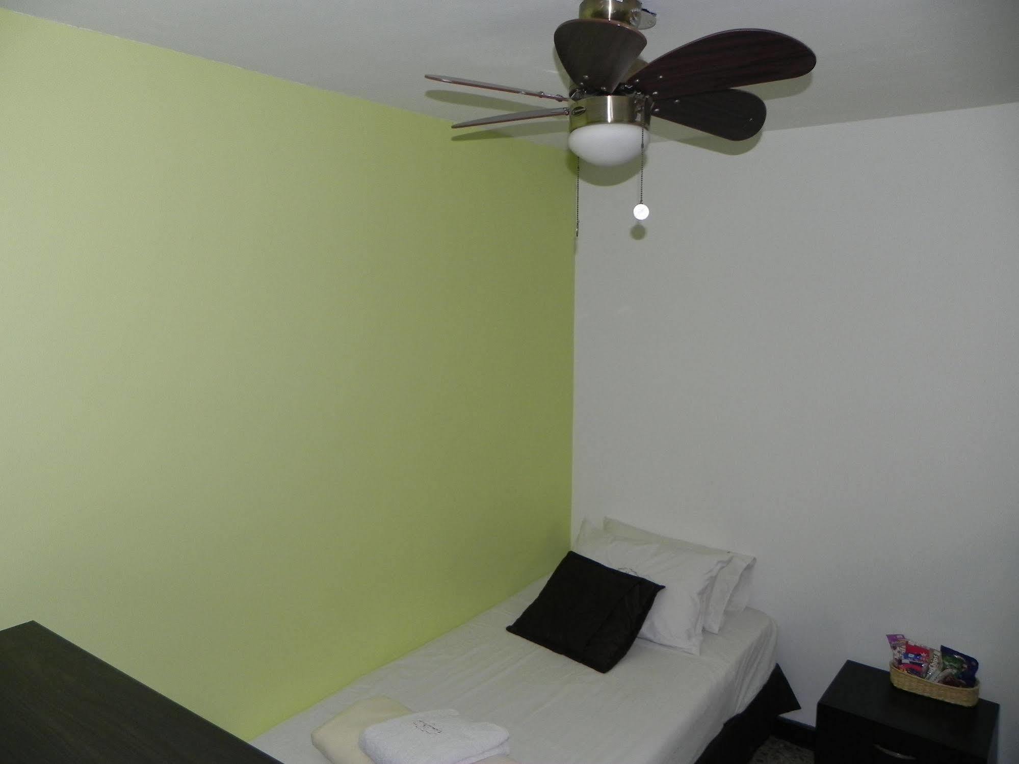 Hostal Tamarindo Inn Медельин Экстерьер фото