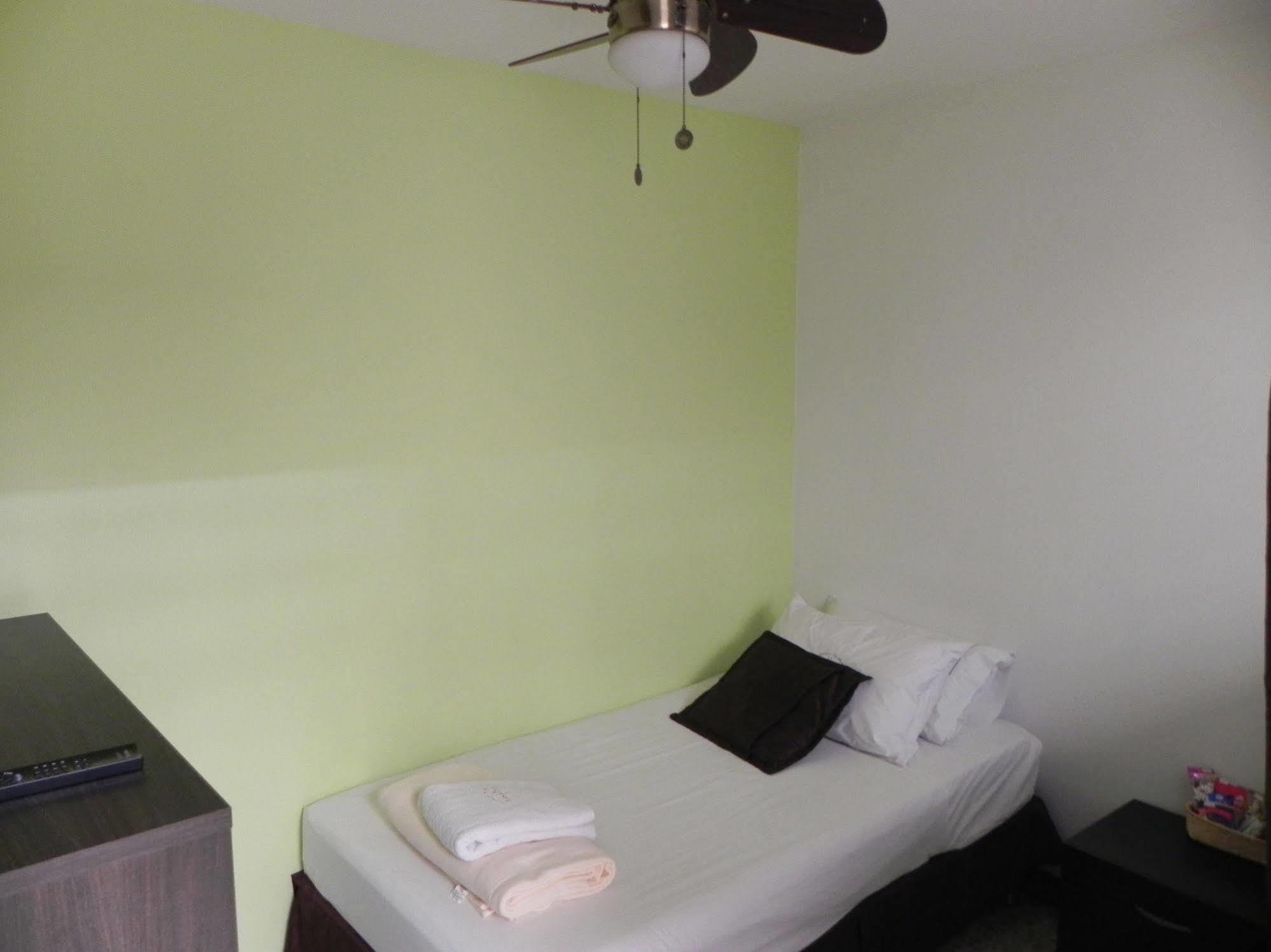 Hostal Tamarindo Inn Медельин Экстерьер фото