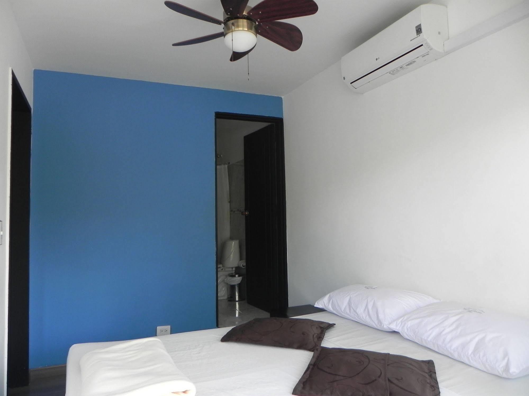 Hostal Tamarindo Inn Медельин Экстерьер фото
