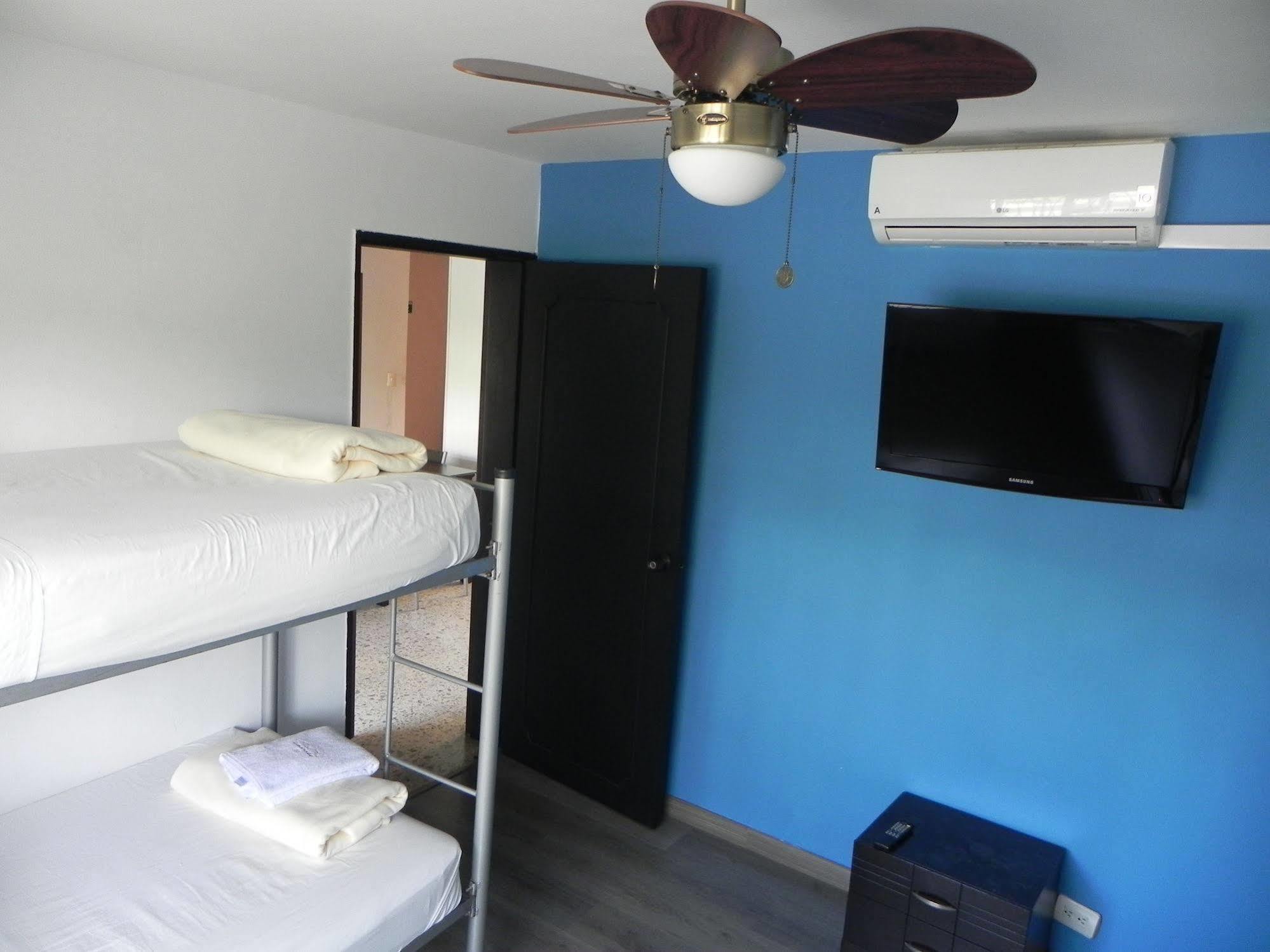 Hostal Tamarindo Inn Медельин Экстерьер фото