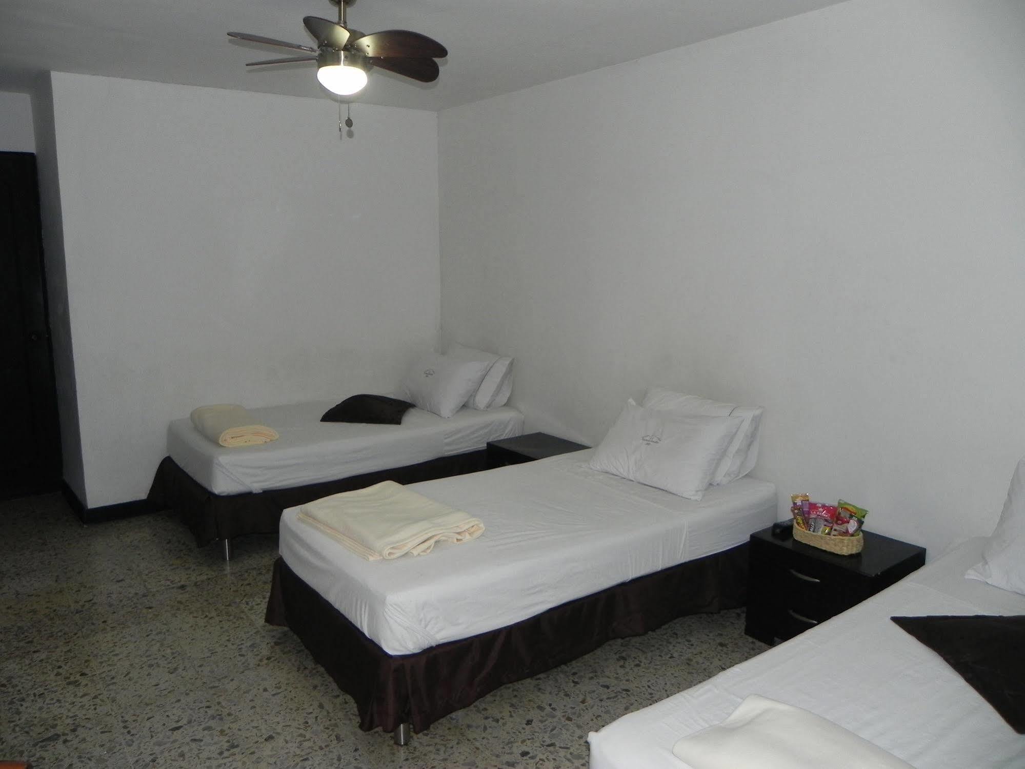 Hostal Tamarindo Inn Медельин Экстерьер фото
