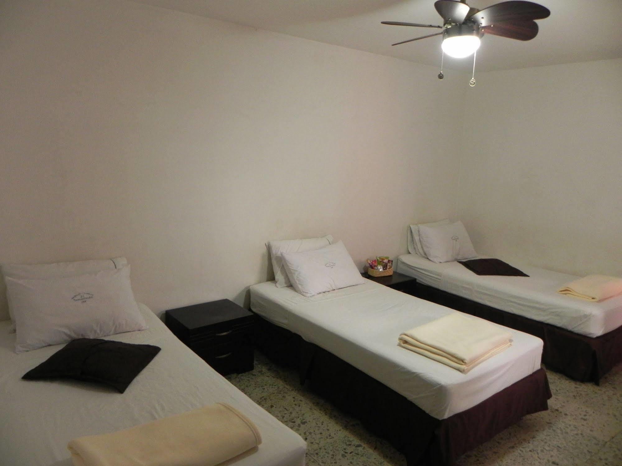 Hostal Tamarindo Inn Медельин Экстерьер фото