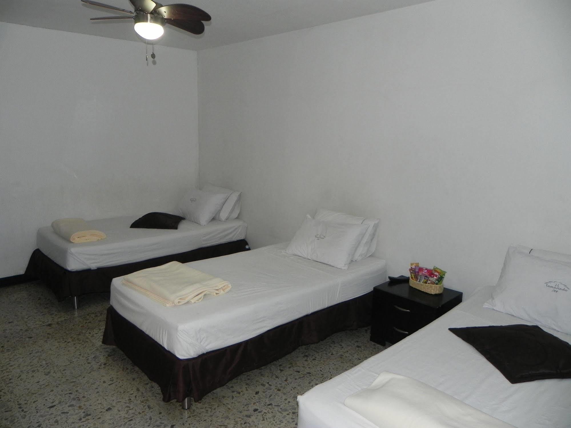 Hostal Tamarindo Inn Медельин Экстерьер фото