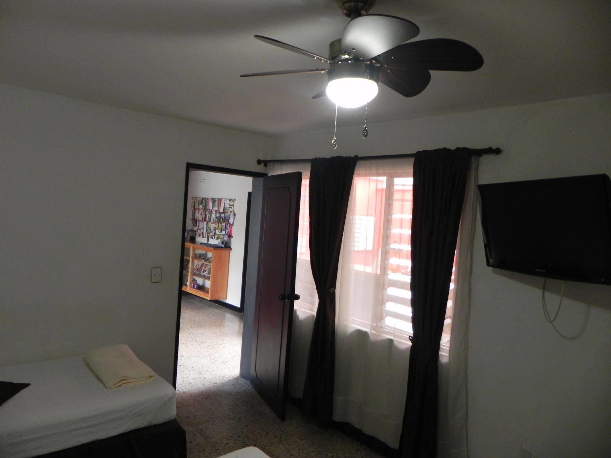 Hostal Tamarindo Inn Медельин Экстерьер фото