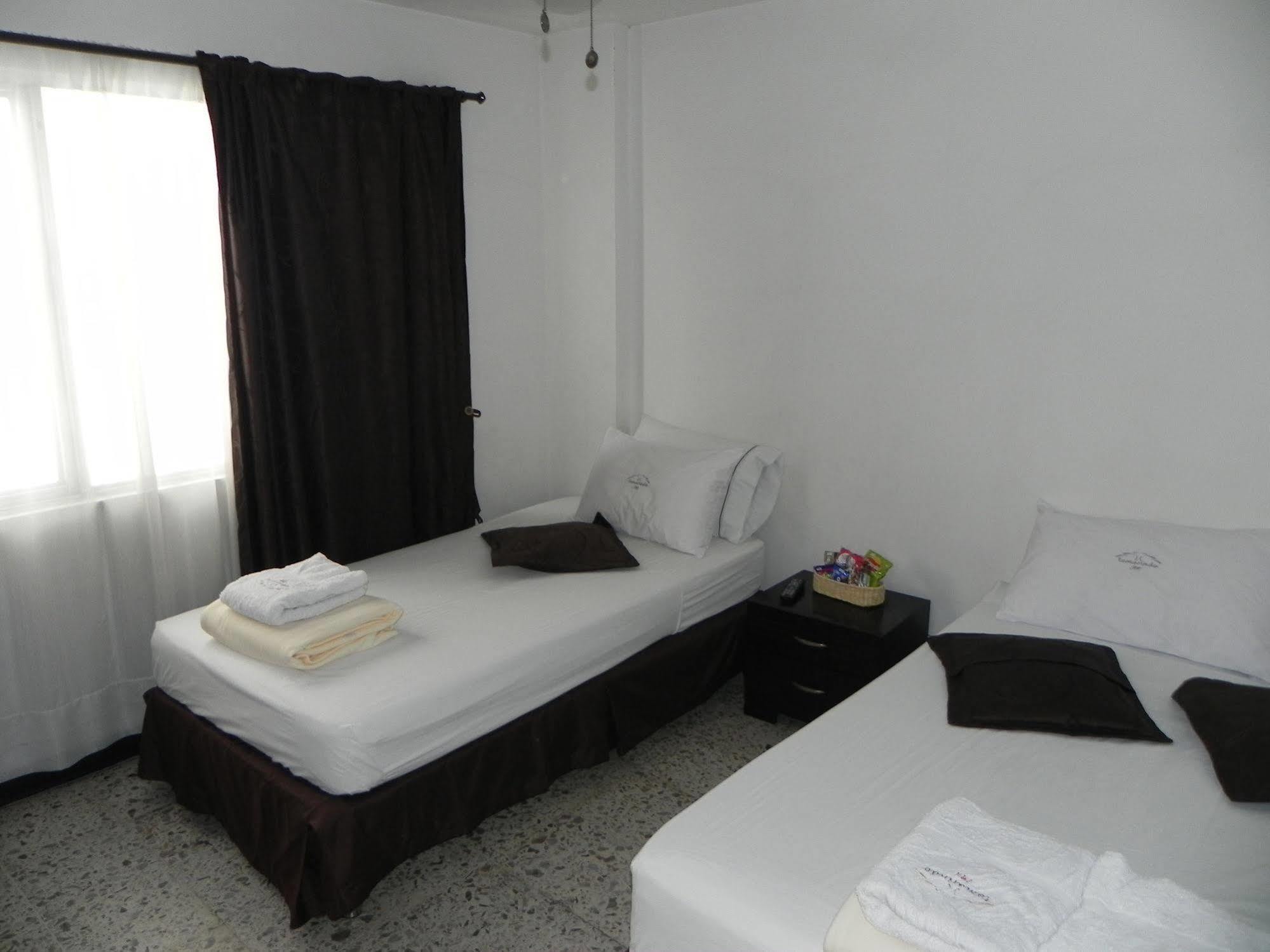 Hostal Tamarindo Inn Медельин Экстерьер фото