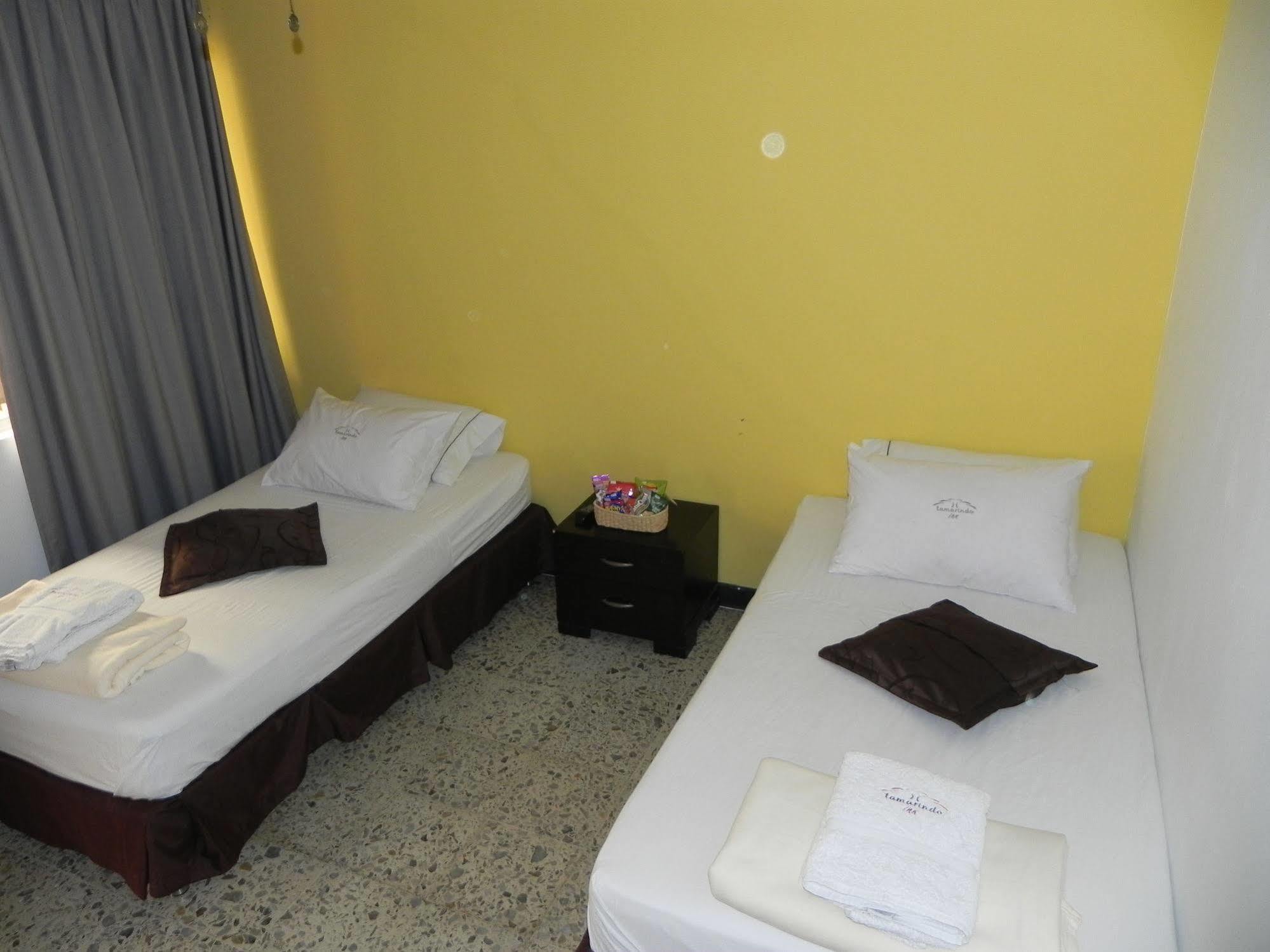 Hostal Tamarindo Inn Медельин Экстерьер фото
