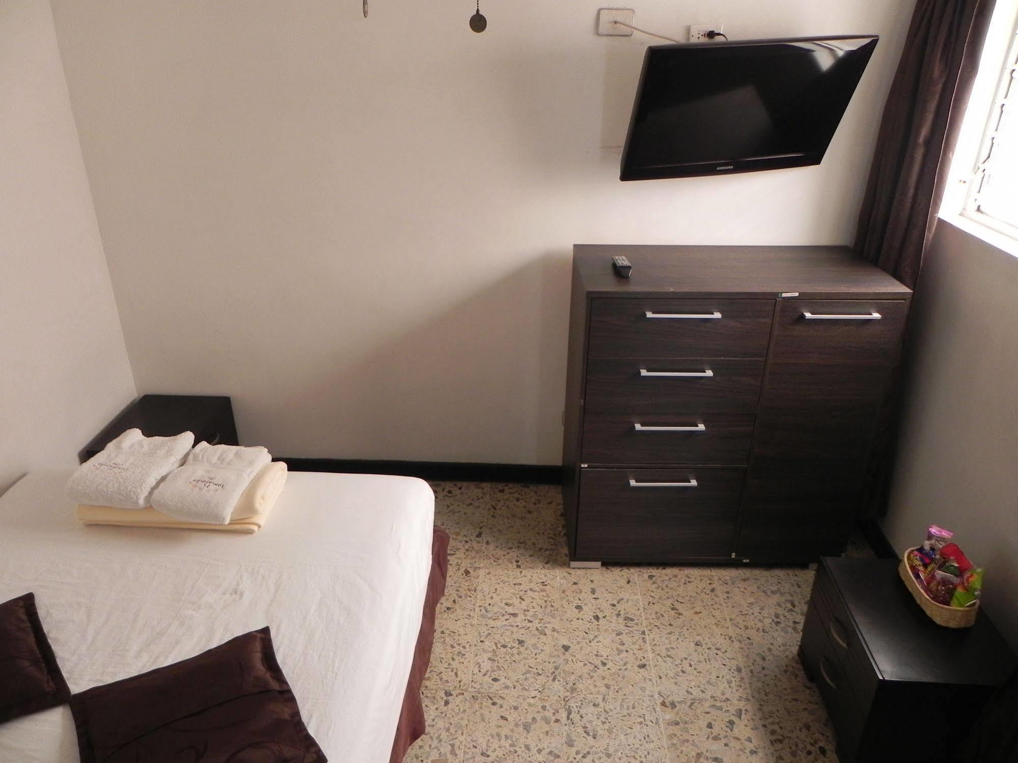 Hostal Tamarindo Inn Медельин Экстерьер фото