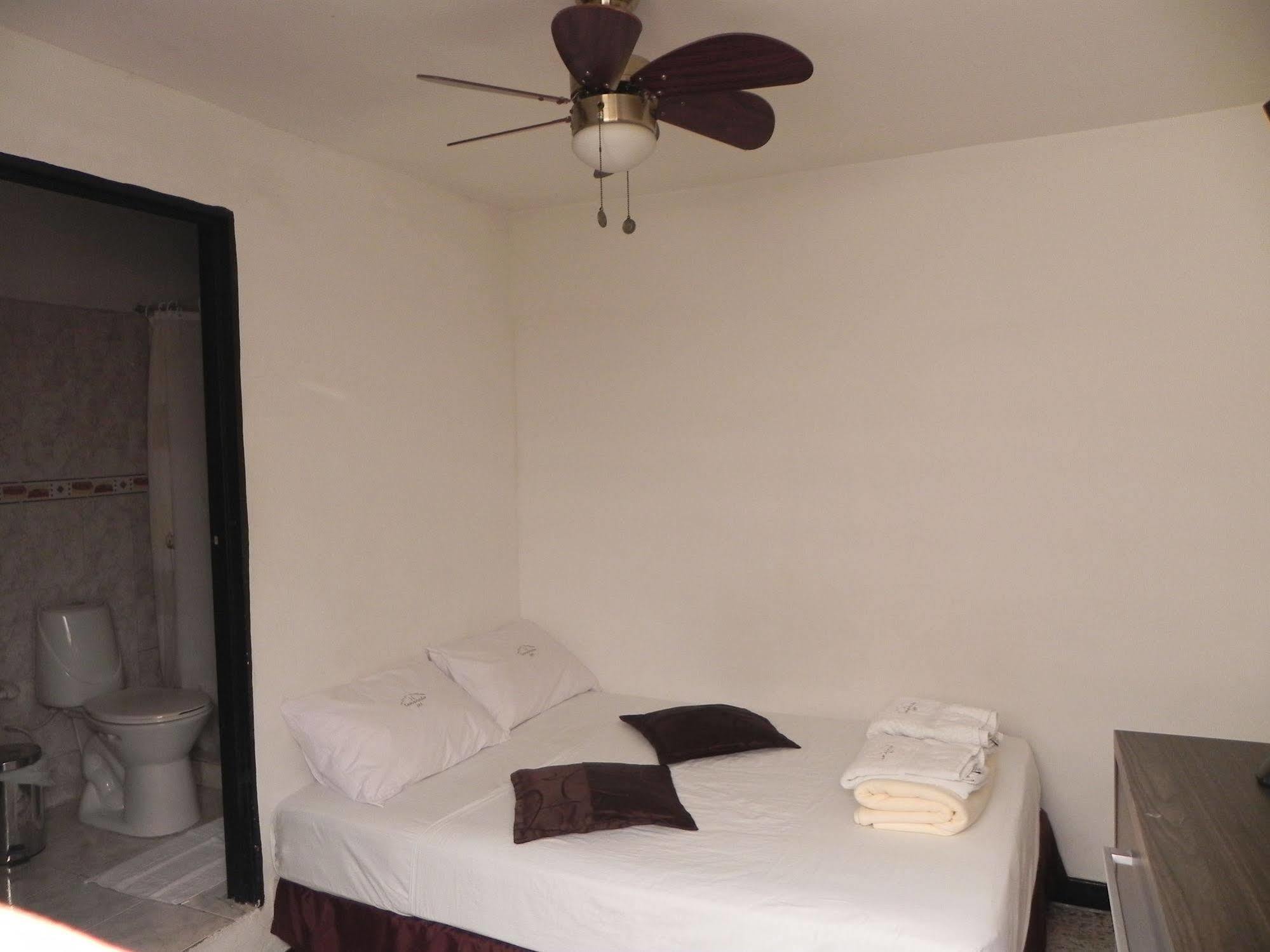 Hostal Tamarindo Inn Медельин Экстерьер фото